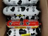 une boîte en carton remplie de toutes sortes d'aliments