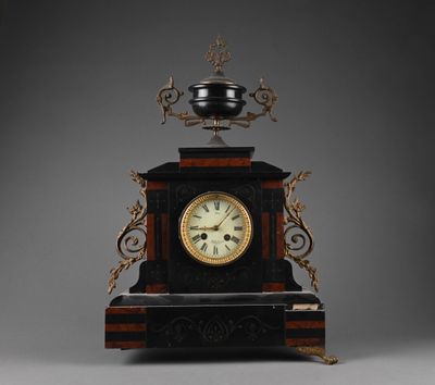 une horloge noire et or posée sur une table