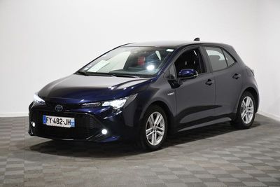 La Toyota Corollant est garée sur un sol à damier.