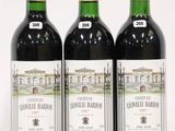 trois bouteilles de vin posées les unes à côté des autres sur une surface blanche