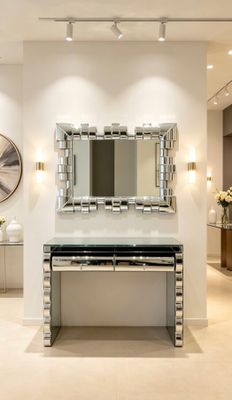 un grand miroir accroché au mur au-dessus d'une table dans une pièce
