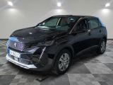 Le nouveau SUV Toyota C-HR est exposé dans un showroom