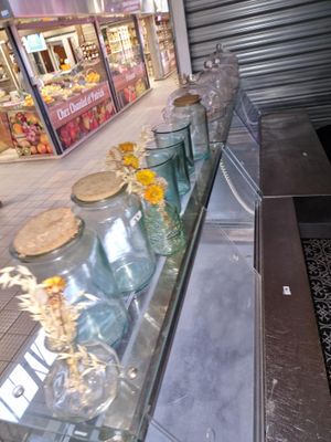 de nombreux vases et bocaux sur le comptoir du magasin