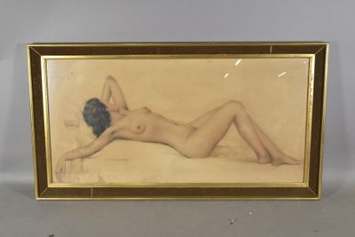 une image représentant une femme nue allongée sur un lit, dans un cadre doré