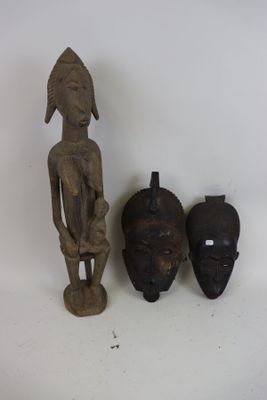 Lot d'objets dont deux masques et une maternité dans le styl…