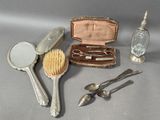 un grand nombre d'objets posés sur une table