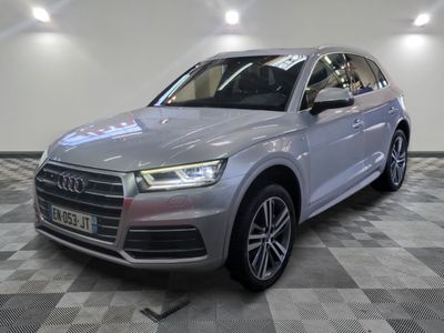 L'Audi QX est garée dans le showroom du concessionnaire.