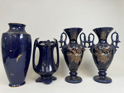 trois vases bleus et un vase sur une surface blanche