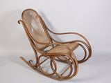 un fauteuil à bascule en bois avec une assise en osier, sur fond blanc