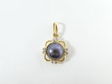 un pendentif composé d'une perle noire et de diamants sur fond blanc