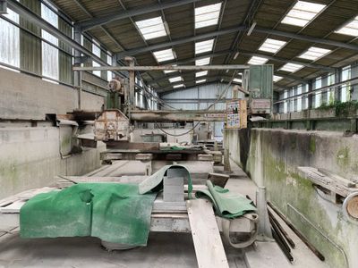 une grande machine installée à l'intérieur d'un bâtiment