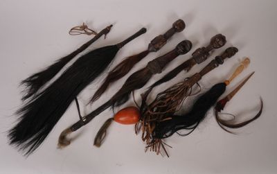 tout un tas de types de cheveux différents sur la table
