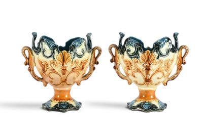 deux vases posés côte à côte sur une surface blanche
