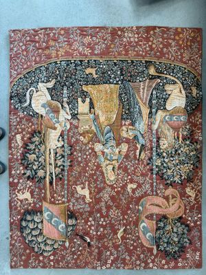 une image représentant une tapisserie accrochée au mur à côté d'une paire de ciseaux