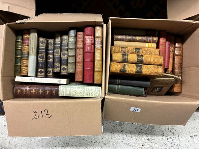 2 cartons de livres reliés de littérature et divers.