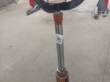 une photo d'une crosse de hockey posée sur un support dans un garage