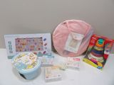tout un tas d'articles pour bébé posés sur la table