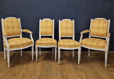 SUITE DE DEUX FAUTEUILS ET DEUX CHAISES à dossier plat à fro…