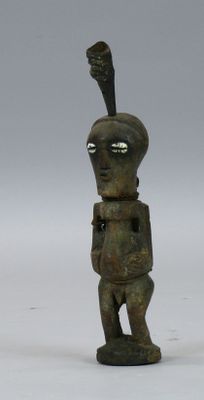 statue d'un homme avec un oiseau sur la tête et un chapeau sur la tête