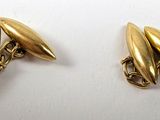 une paire de boucles d'oreilles en plaqué or sur fond blanc