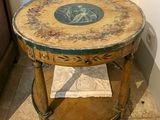 une petite table sur laquelle est posé un tableau, dans une pièce