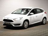 La Ford Focus blanche est garée dans une pièce blanche.