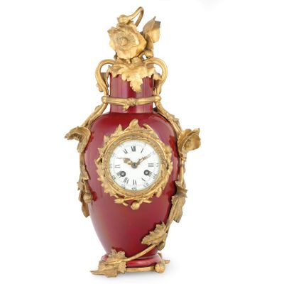 Pendule Vase EN Porcelaine Rouge ET Bronze DorÉ, France Vers…