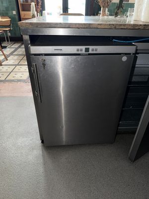 un lave-vaisselle en acier inoxydable au milieu d'une cuisine