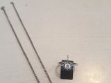 un collier et une bague posés sur une table