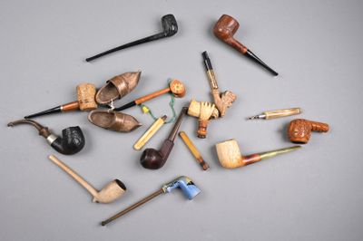 de nombreux types de pipes posés sur la table
