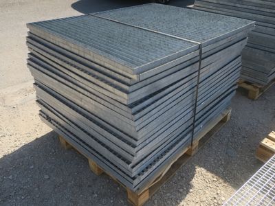 de nombreuses piles de parpaings sur une palette