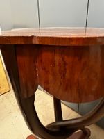 Paire de tables de chevets en placage de noyer à pieds torse… (photo 6)
