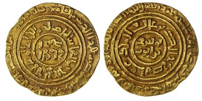 deux pièces d'or, dont l'une présente un motif circulaire et l'autre un motif circulaire