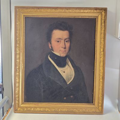 tableau représentant un homme en costume noir et chemise blanche