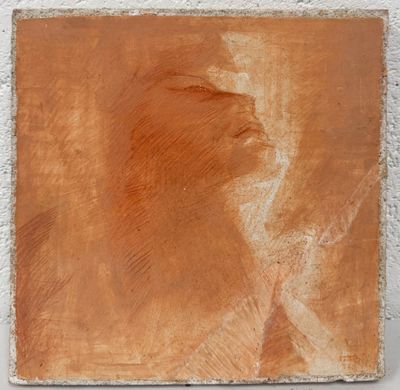 Une peinture représentant le visage d'une femme est représentée sur un morceau de bois.