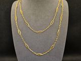 un collier à chaîne en or sur un mannequin mannequin mannequin mannequin mannequin mannequin mannequin mannequin mannequin mannequin