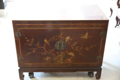 une armoire marron décorée d'oiseaux et de fleurs
