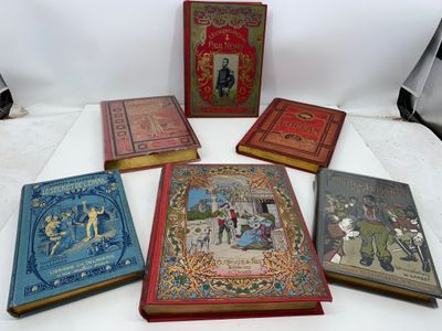 Six livres sont posés sur une table devant un fond blanc.