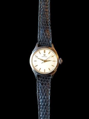 gros plan d'une montre sur fond noir