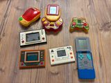beaucoup de jouets électroniques posés sur une table