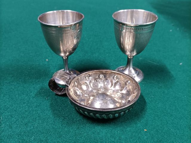 Deux coquetiers en argent ciselé poinçon Minerve, chiffrés et tas