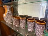 de nombreuses tasses posées sur une étagère en verre