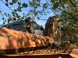 un camion garé sur le côté de la route