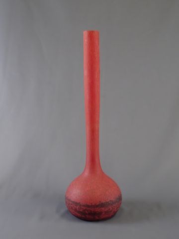 Important vase piriforme à haut col en verre rouge orangé - vers ...