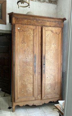 un grand meuble en bois dans le coin d'une pièce