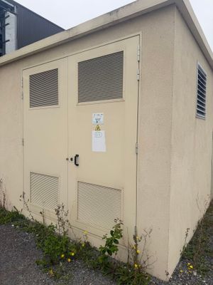 un petit bâtiment avec une enseigne sur le côté