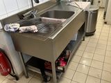 une cuisine avec un évier et une poubelle
