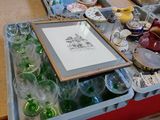 une table sur laquelle se trouvent de nombreux objets en verre