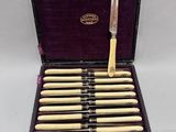 un coffret contenant un ensemble de couteaux