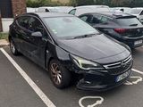 une voiture noire garée dans un parking à côté d'autres voitures